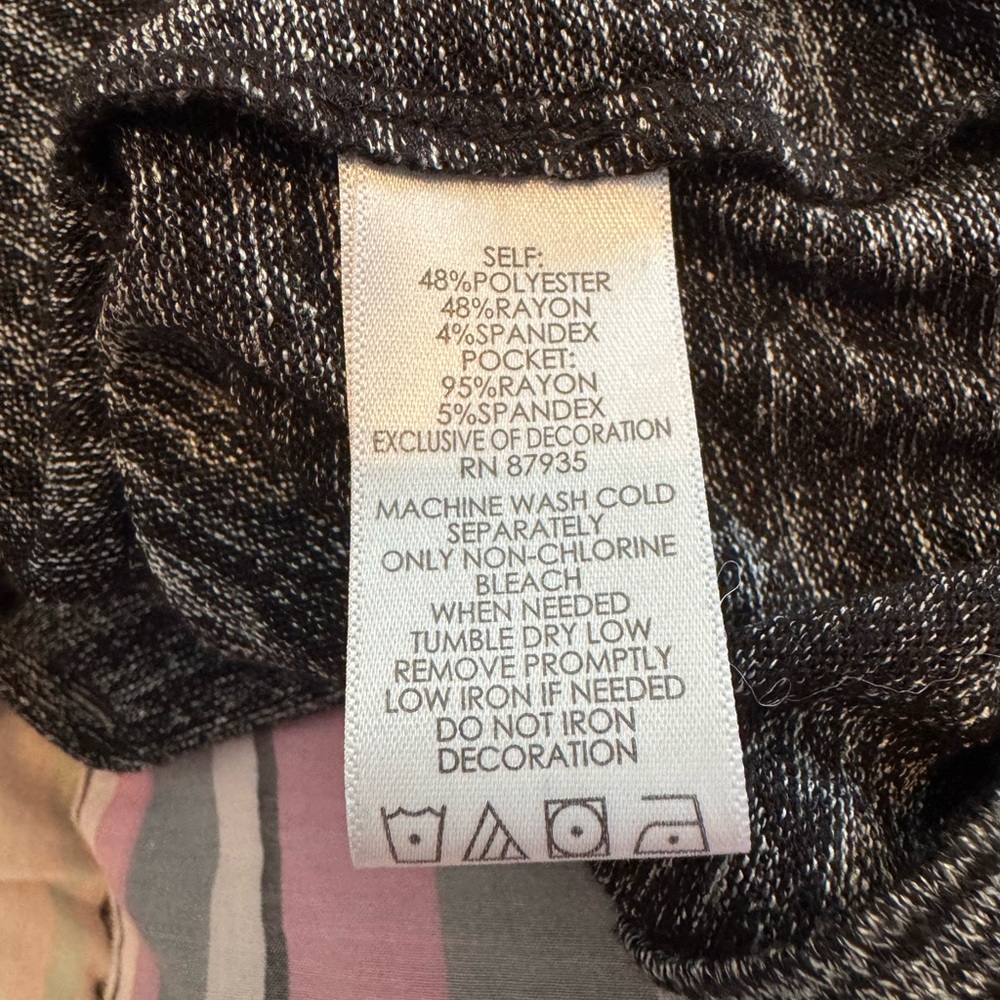 Sleeveless Zip Front Heathered Black Vest with Pockets - Picture 6 of 6